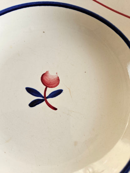 Assiettes creuses rétro dépareillées, rouges et bleues