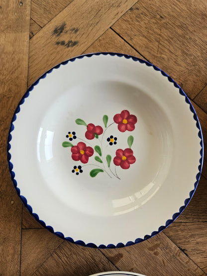 Assiettes creuses rétro dépareillées, rouges et bleues