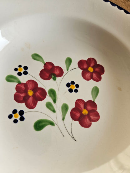 Assiettes creuses rétro dépareillées, rouges et bleues