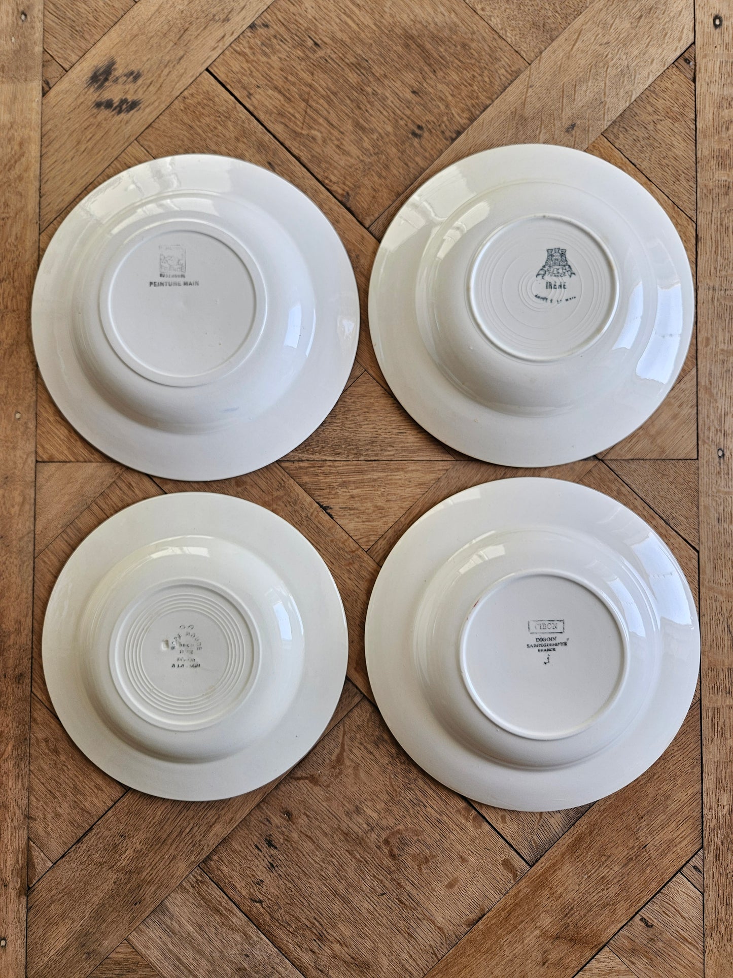 Assiettes creuses rétro dépareillées, rouges et bleues