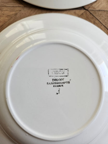 Assiettes creuses rétro dépareillées, rouges et bleues