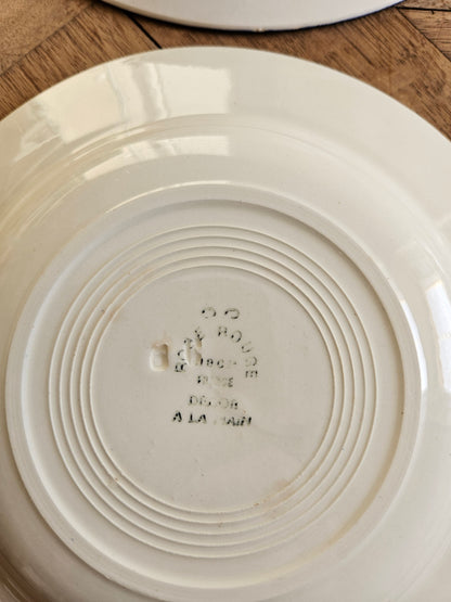 Assiettes creuses rétro dépareillées, rouges et bleues