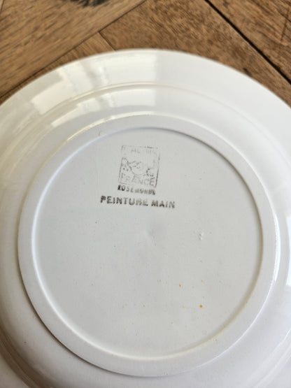 Assiettes creuses rétro dépareillées, rouges et bleues