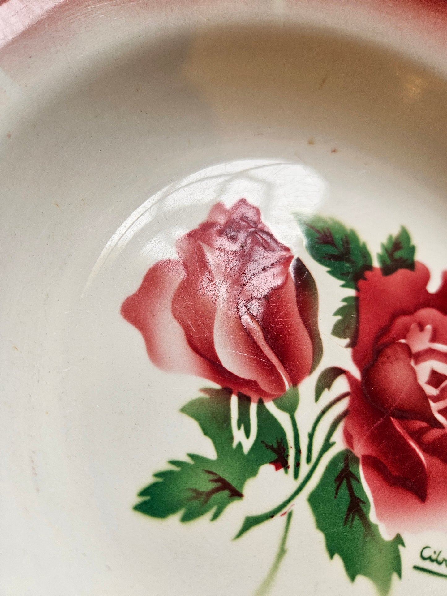 Assiettes creuses rétro dépareillées, rouges et bleues