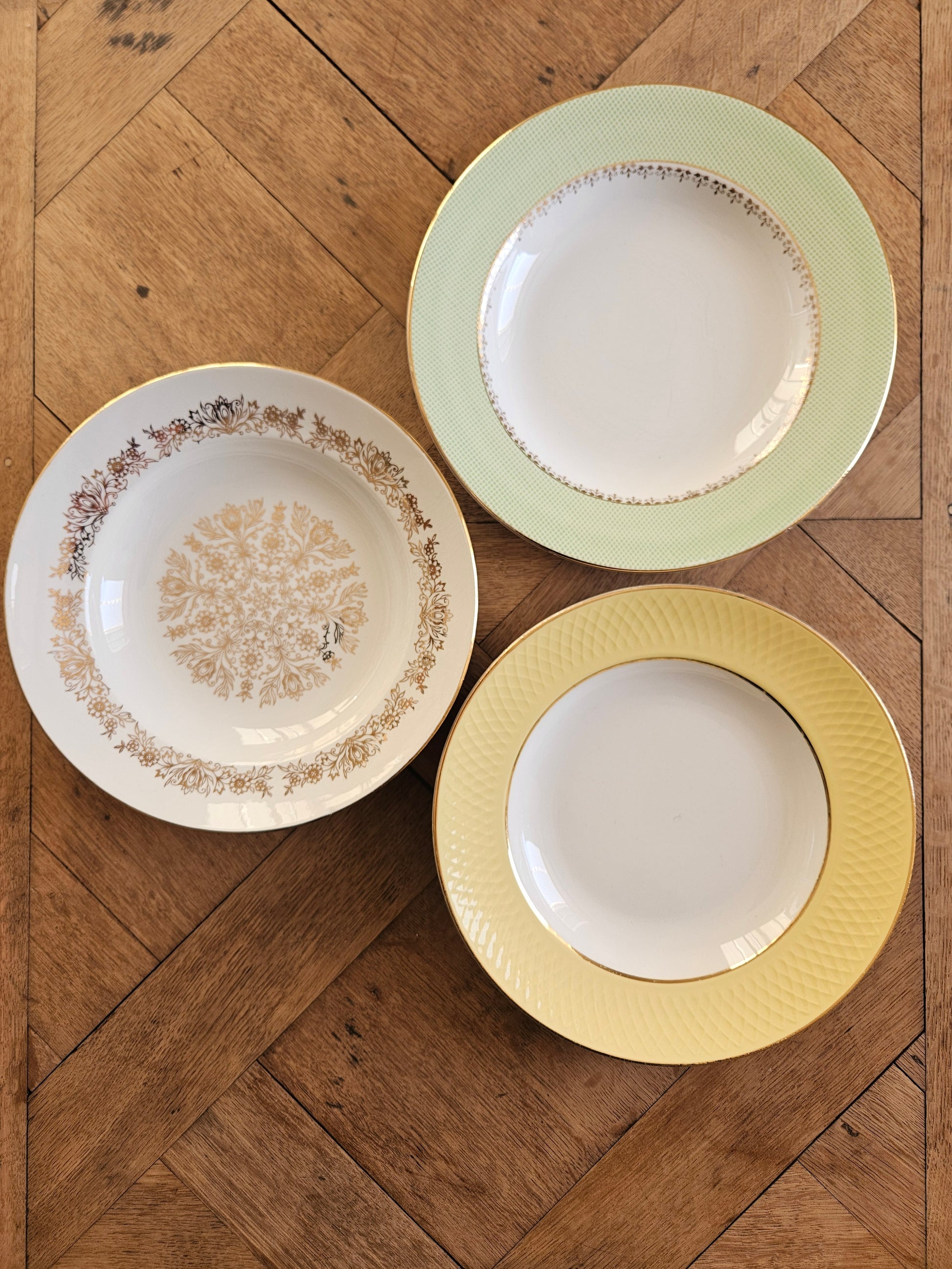 Mix and match de 3 modèles d’assiettes creuses anciennes. Moulin des Loups, St Amand. Vert, jaune et dorure.