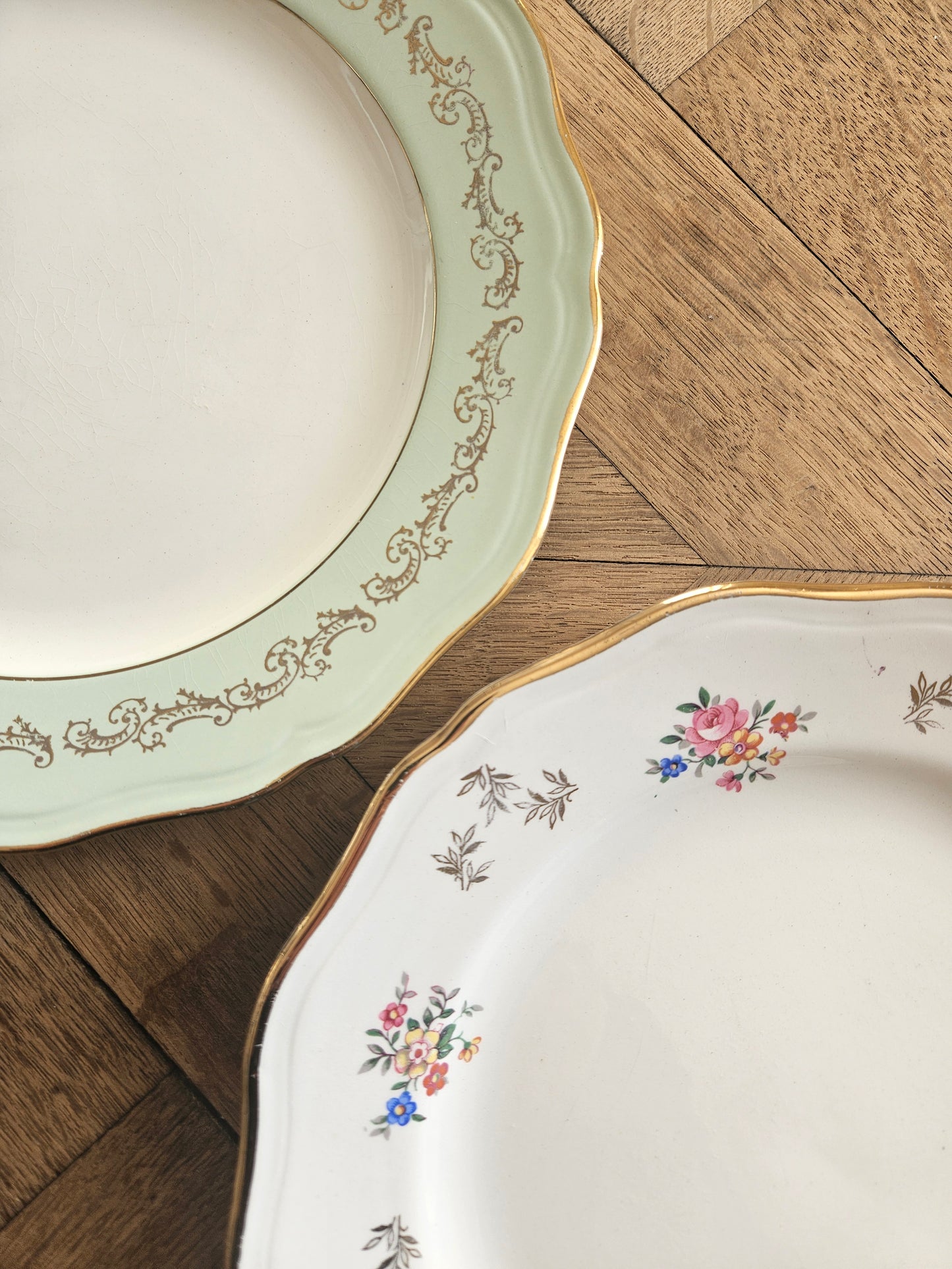 Mariage harmonieux de 2 modèles d’assiettes vintage, style shabby chic.