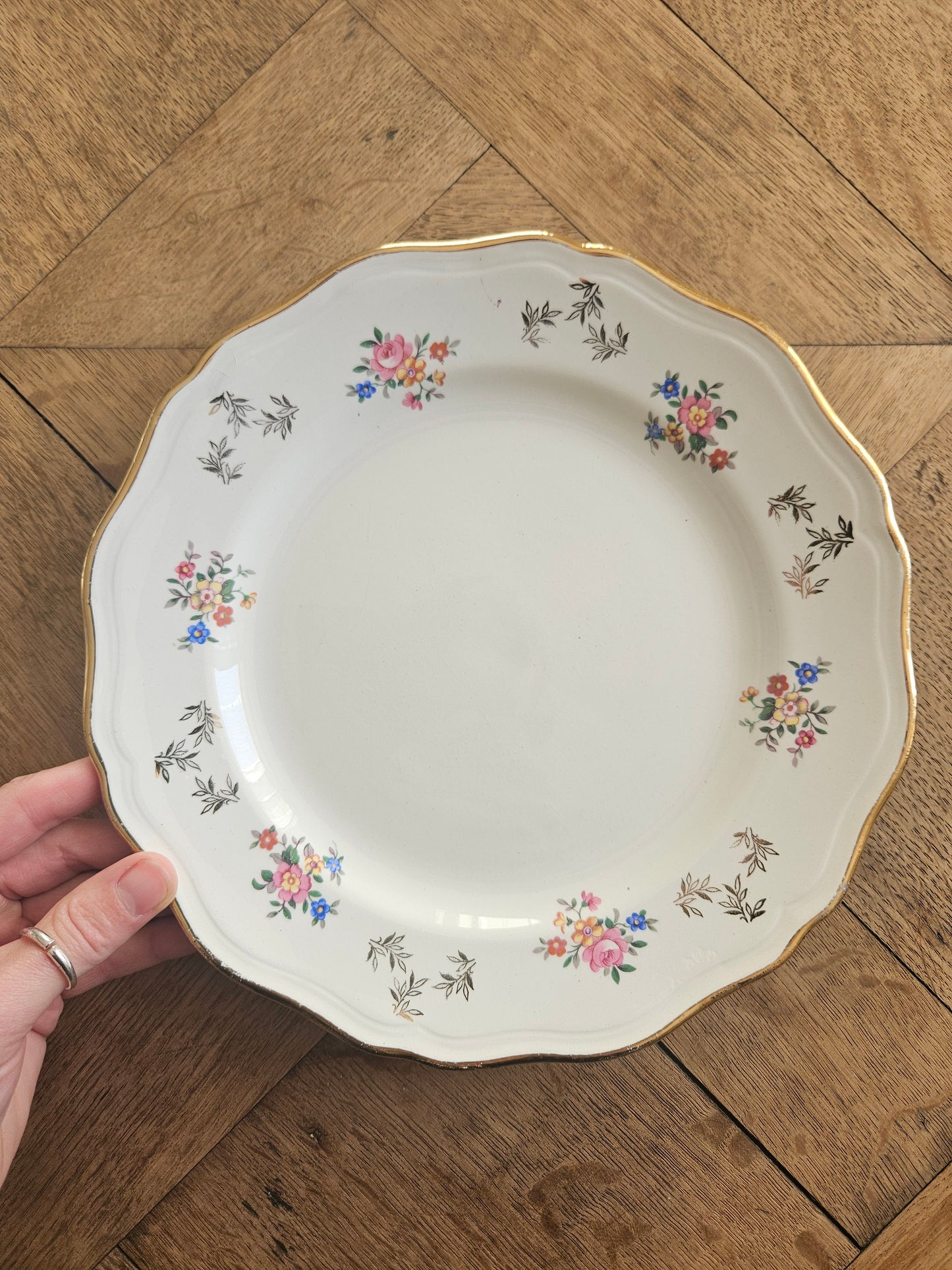 Assiettes plates dépareillées L’Amandinoise, shabby chic