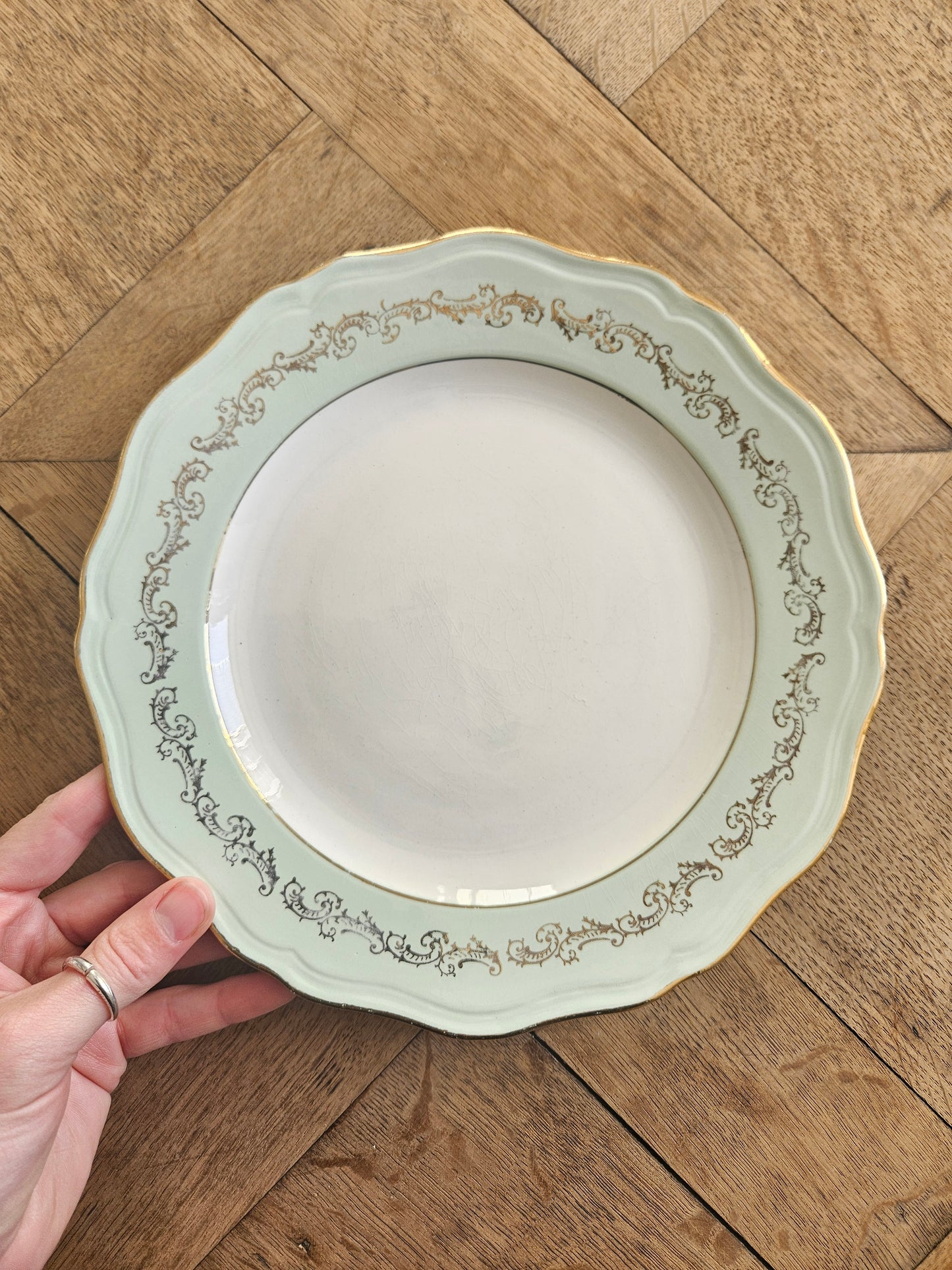 Assiettes plates dépareillées L’Amandinoise, shabby chic