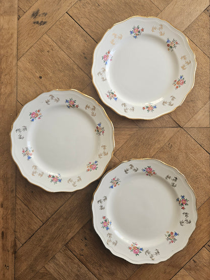 Assiettes plates dépareillées L’Amandinoise, shabby chic