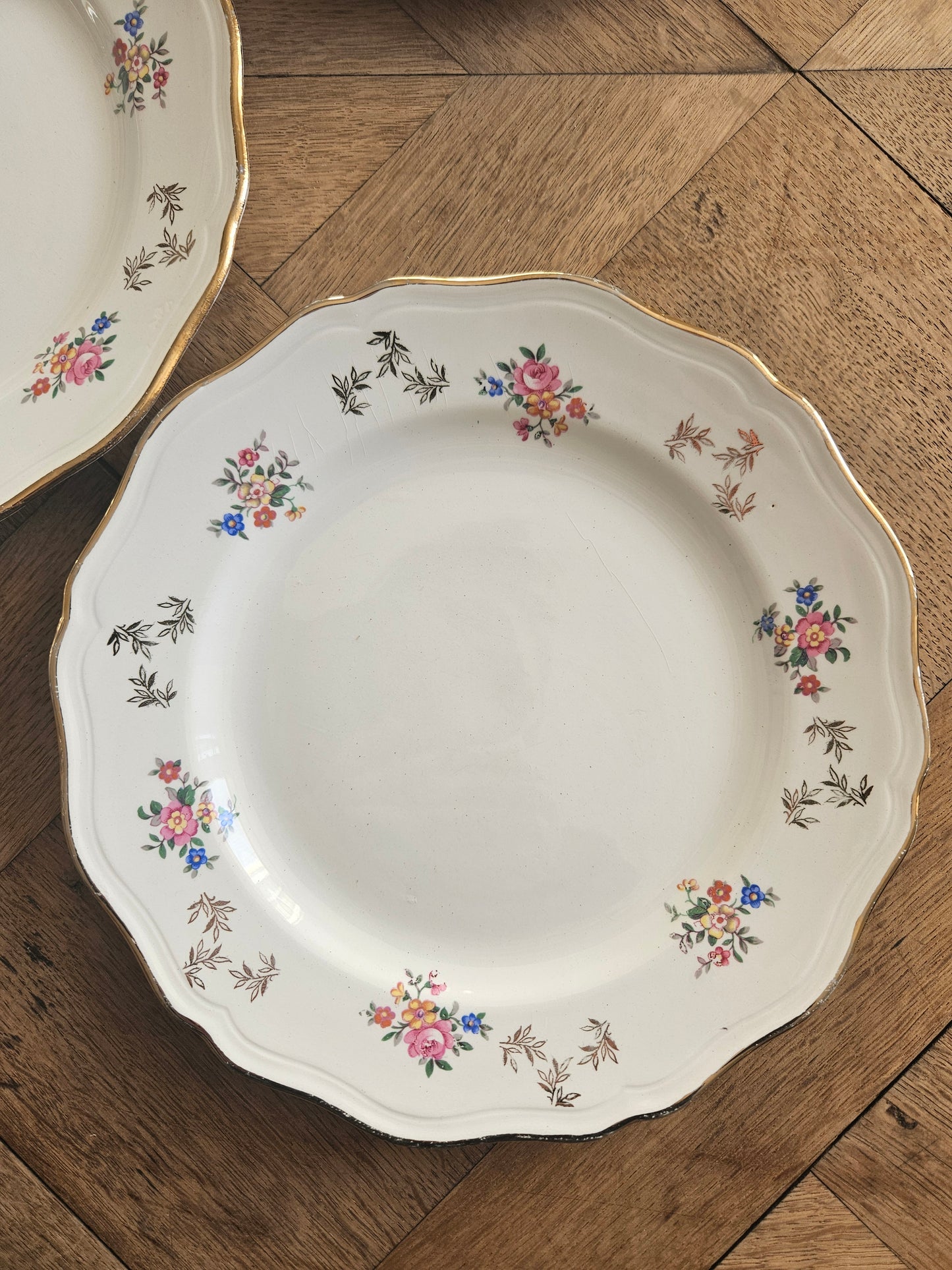 Assiettes plates dépareillées L’Amandinoise, shabby chic