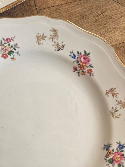 Assiettes plates dépareillées L’Amandinoise, shabby chic