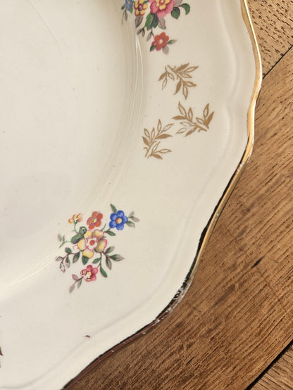 Assiettes plates dépareillées L’Amandinoise, shabby chic
