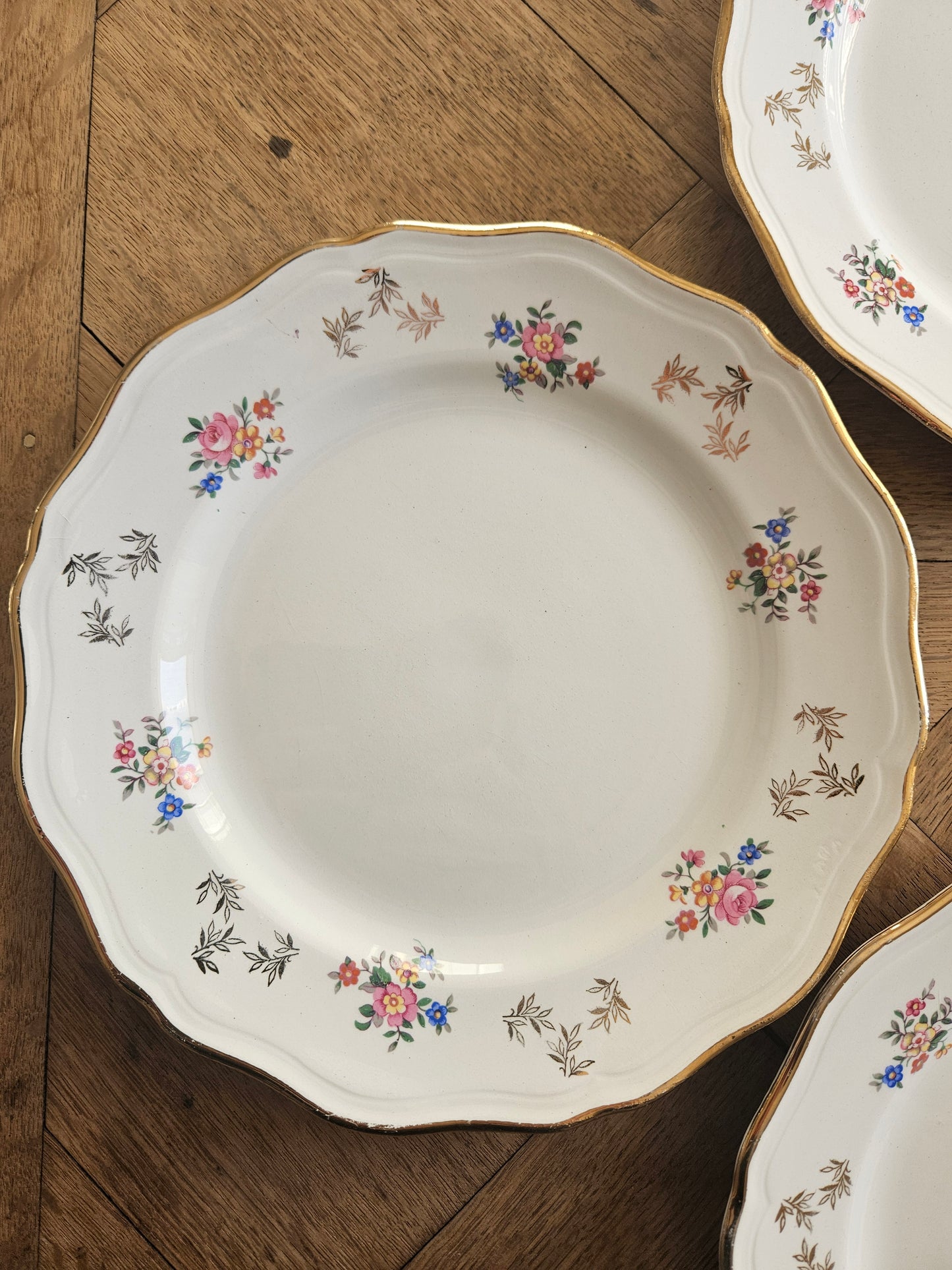 Assiettes plates dépareillées L’Amandinoise, shabby chic