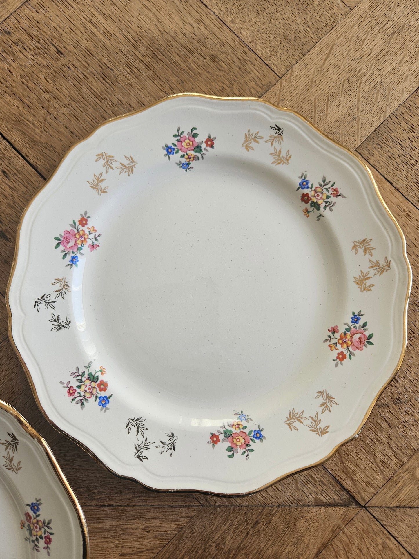 Assiettes plates dépareillées L’Amandinoise, shabby chic