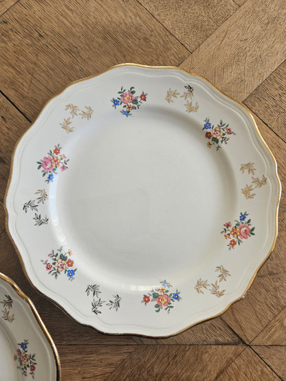 Assiettes plates dépareillées L’Amandinoise, shabby chic