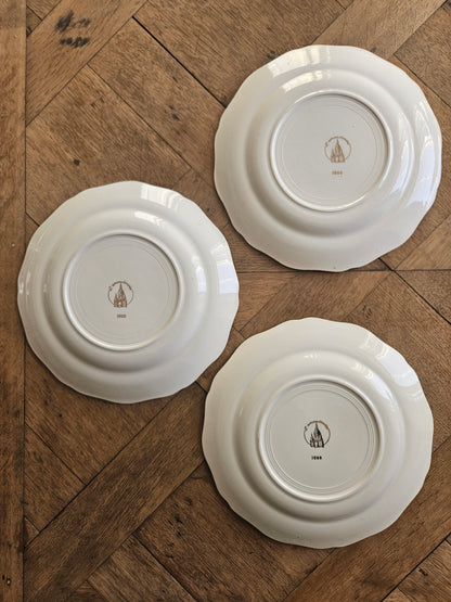 Assiettes plates dépareillées L’Amandinoise, shabby chic