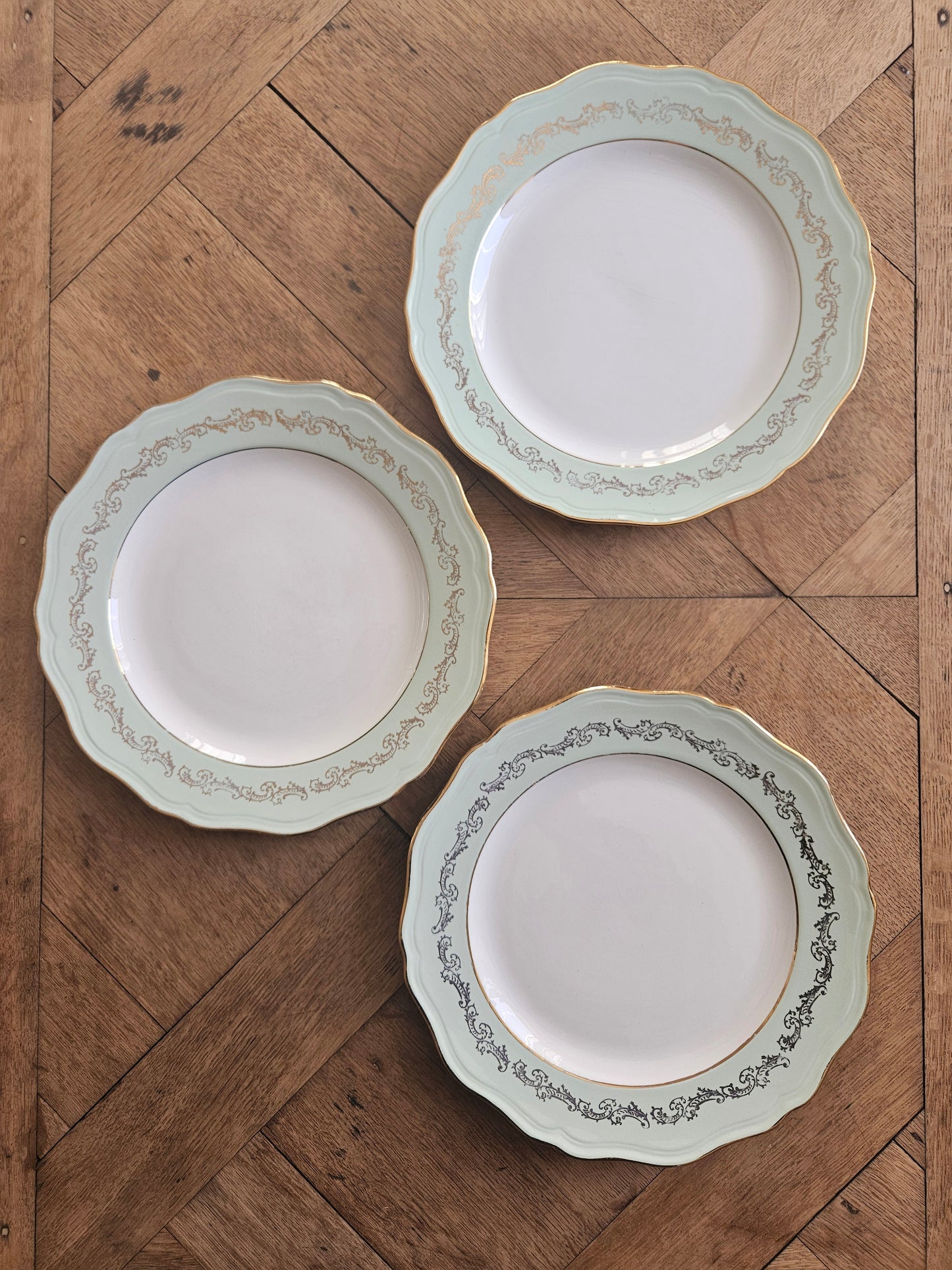 Assiettes plates dépareillées L’Amandinoise, shabby chic