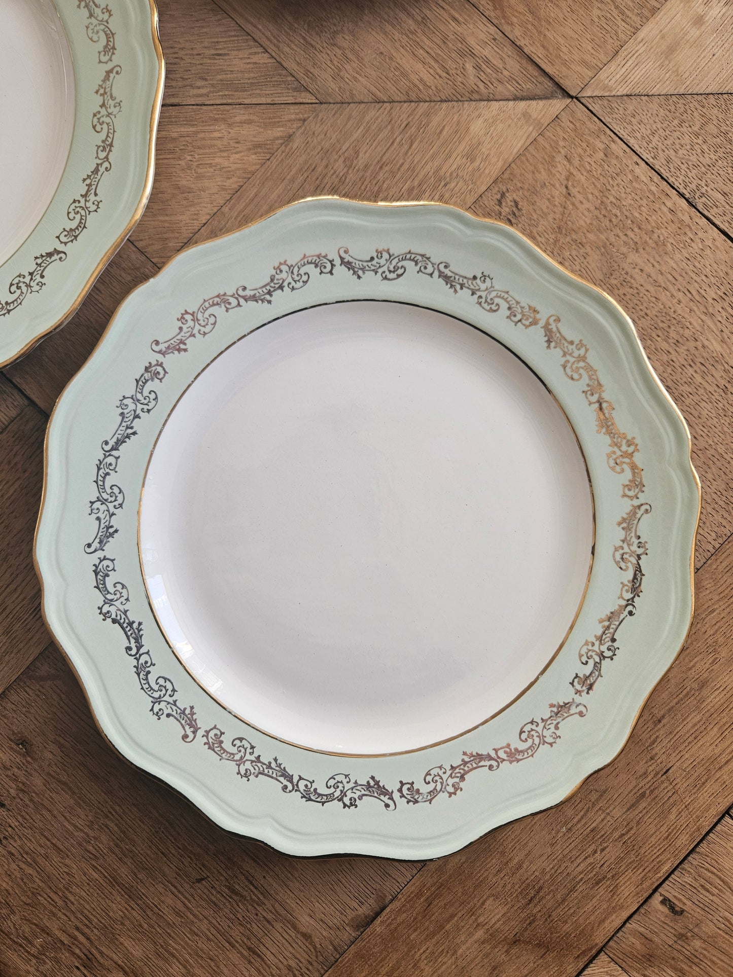 Assiettes plates dépareillées L’Amandinoise, shabby chic
