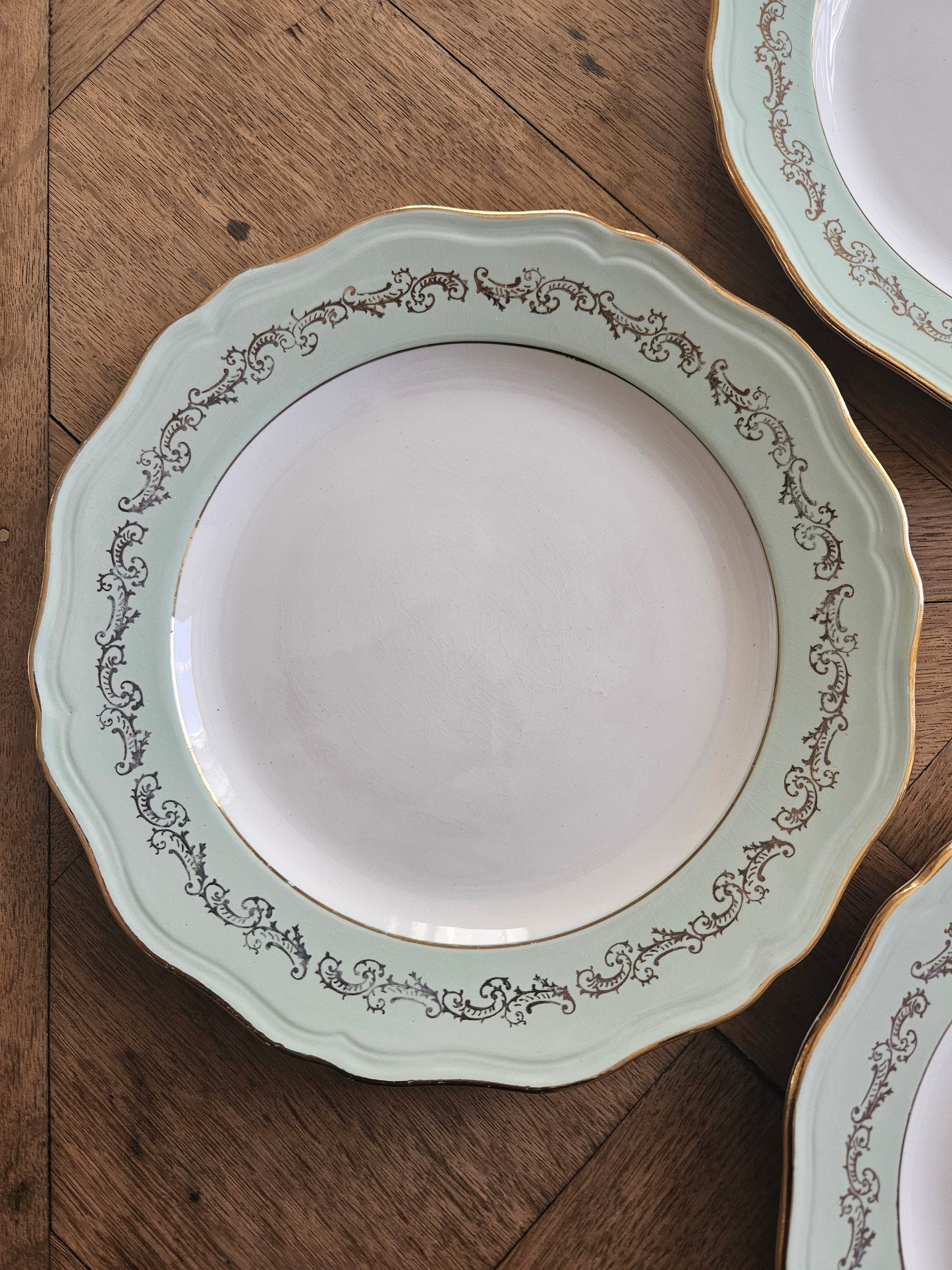 Assiettes plates dépareillées L’Amandinoise, shabby chic