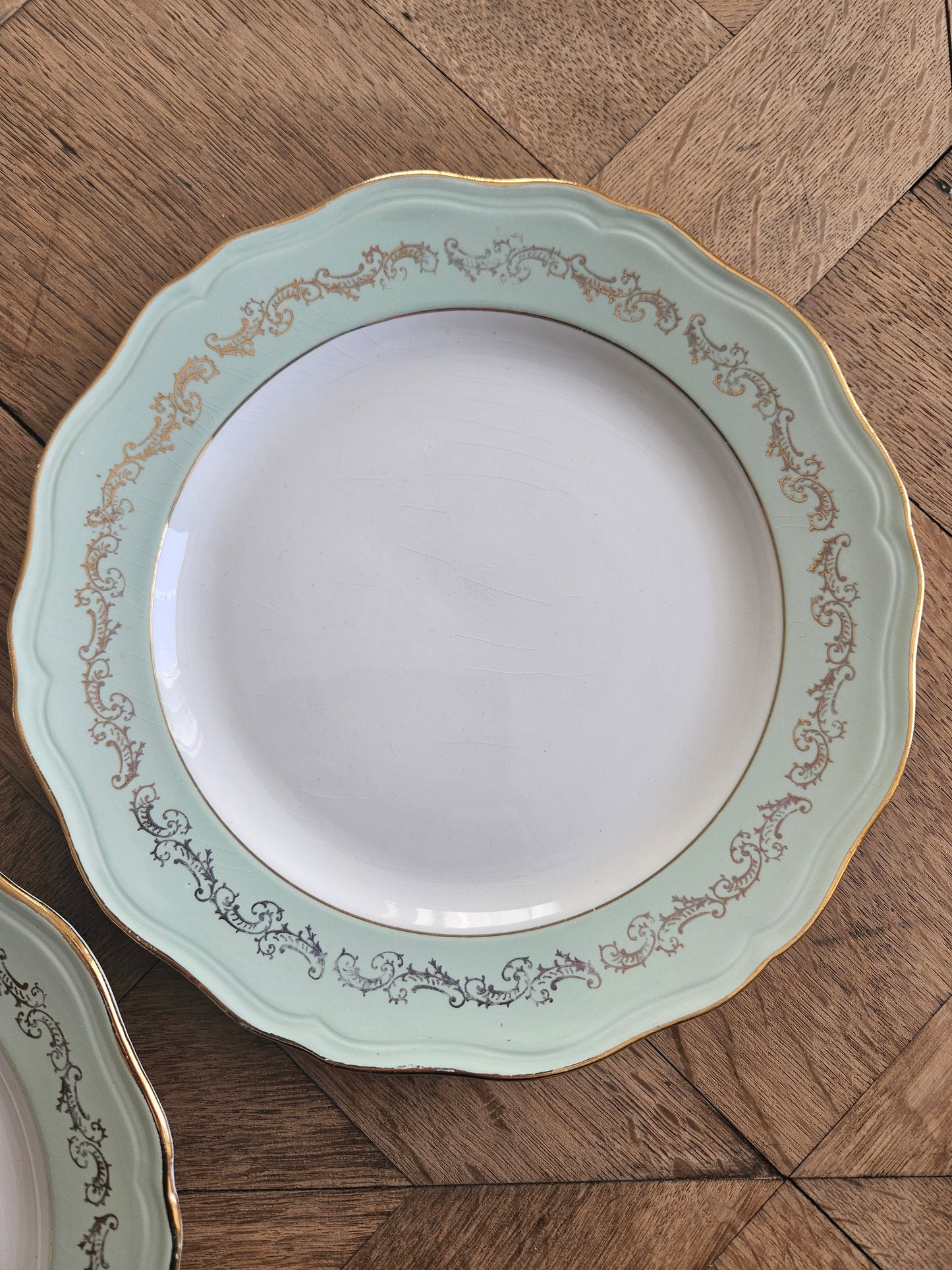 Assiettes plates dépareillées L’Amandinoise, shabby chic