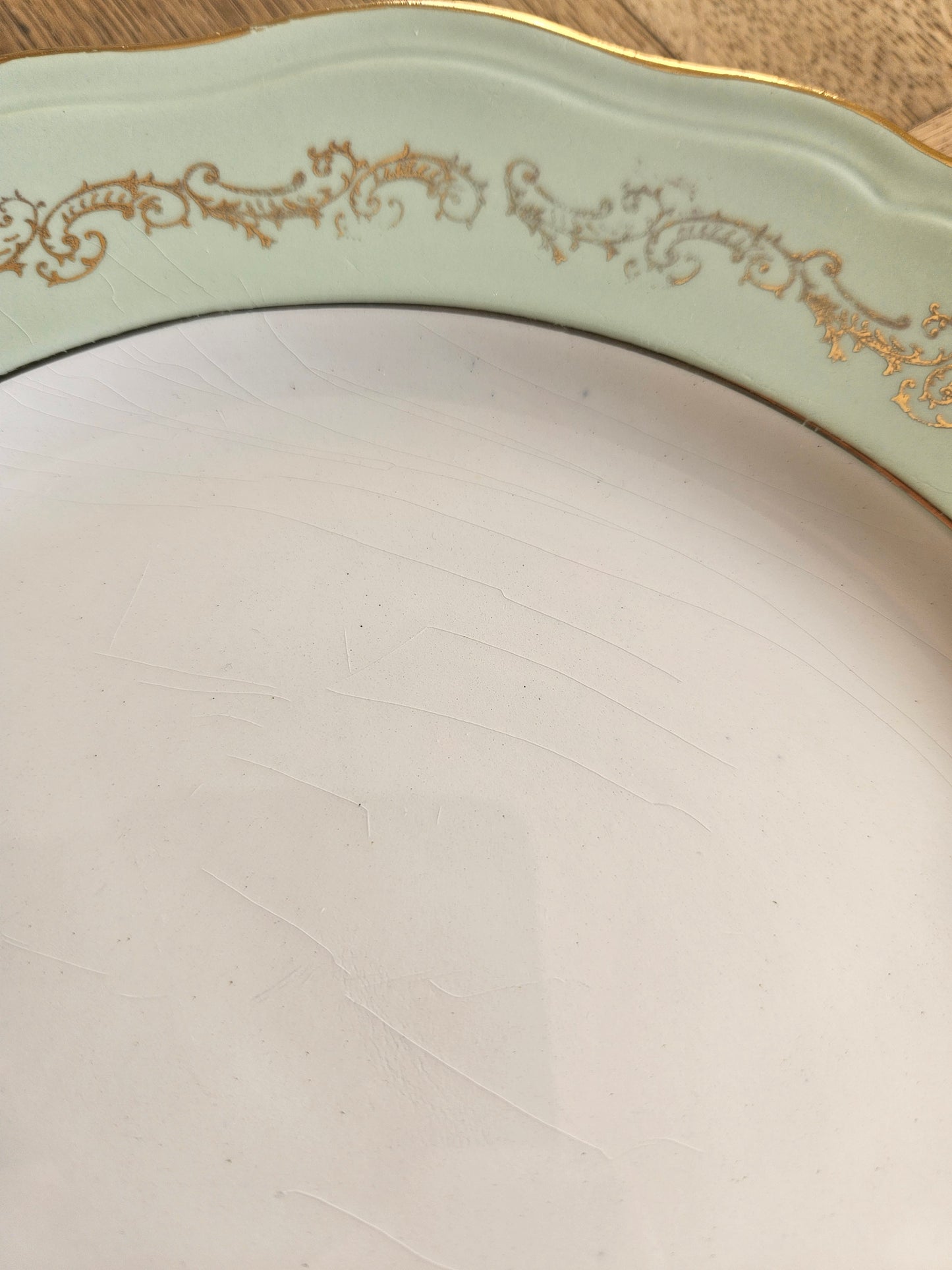 Assiettes plates dépareillées L’Amandinoise, shabby chic