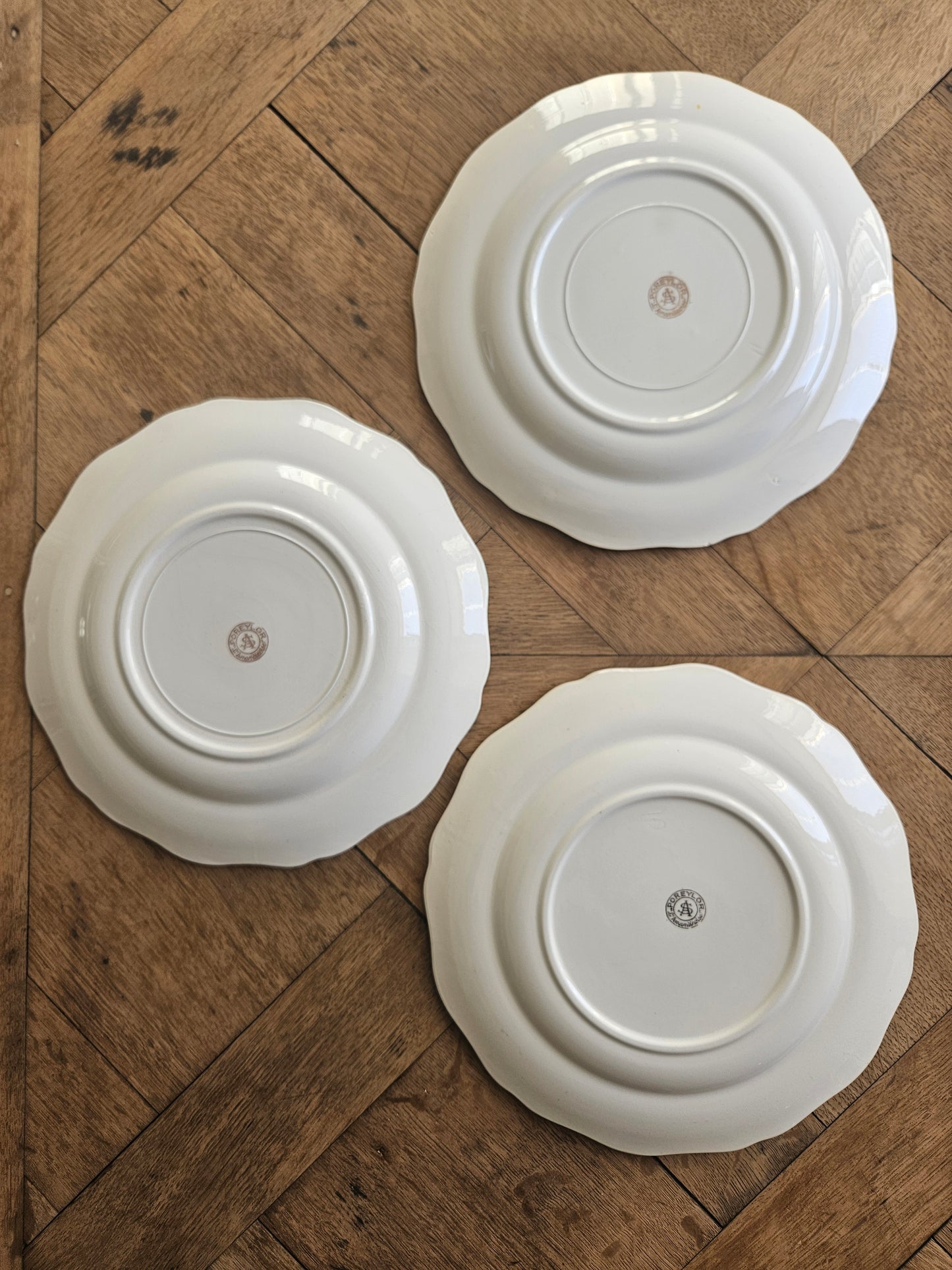 Assiettes plates dépareillées L’Amandinoise, shabby chic
