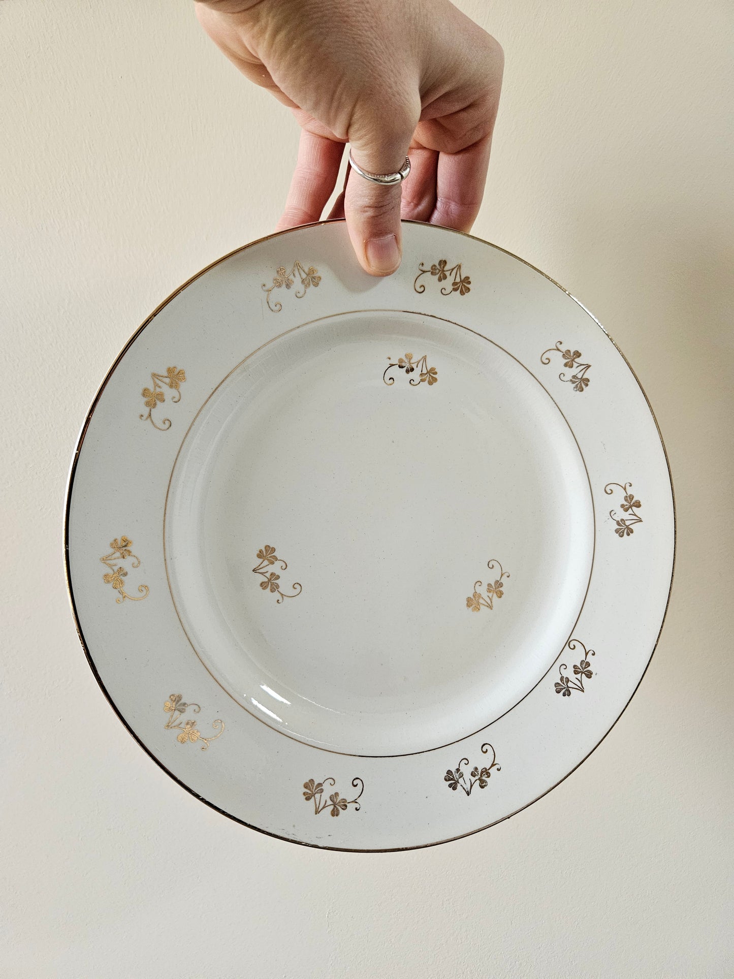 Assiettes plates St Amand, trèfles dorés