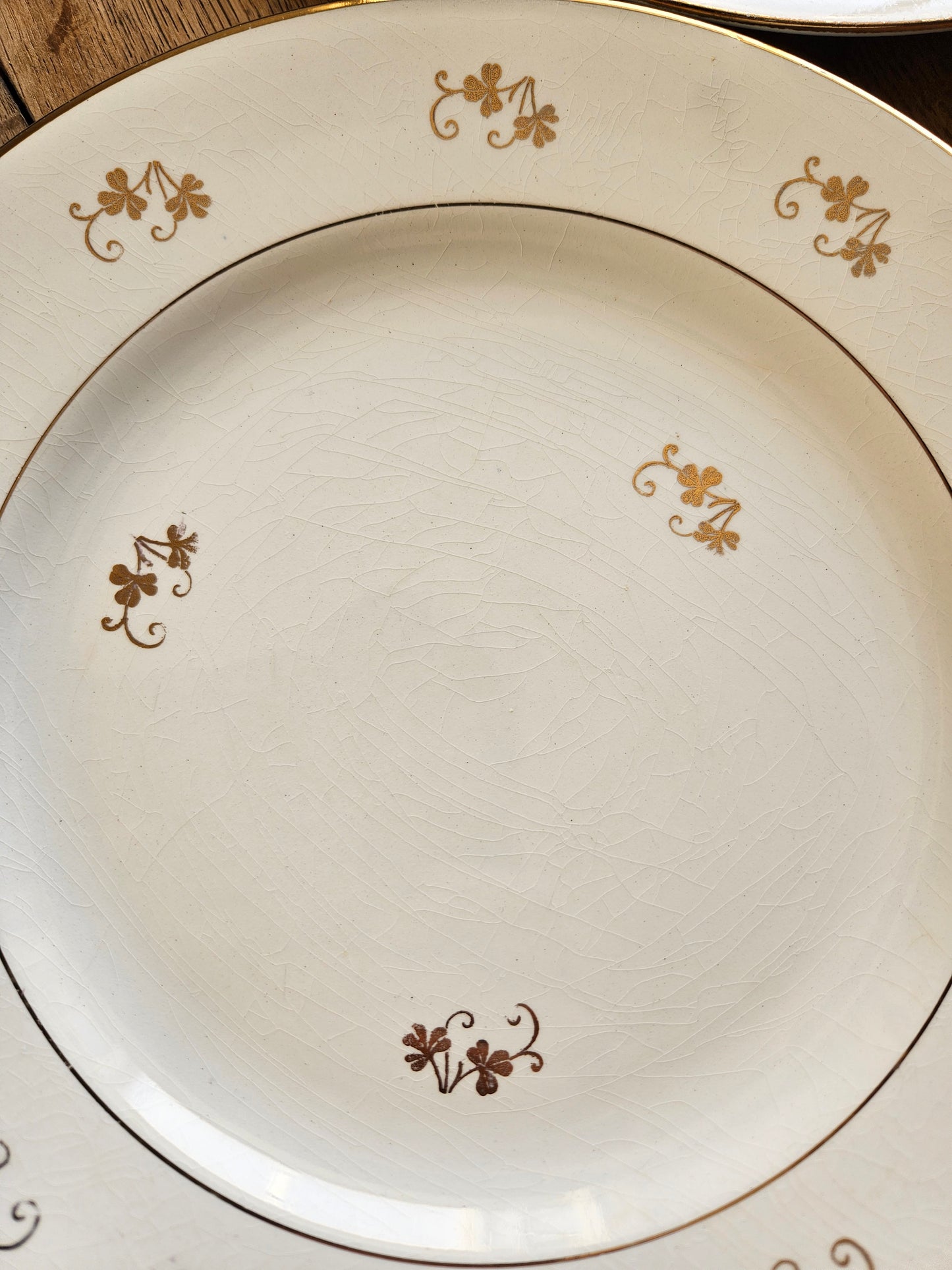 Assiettes plates St Amand, trèfles dorés