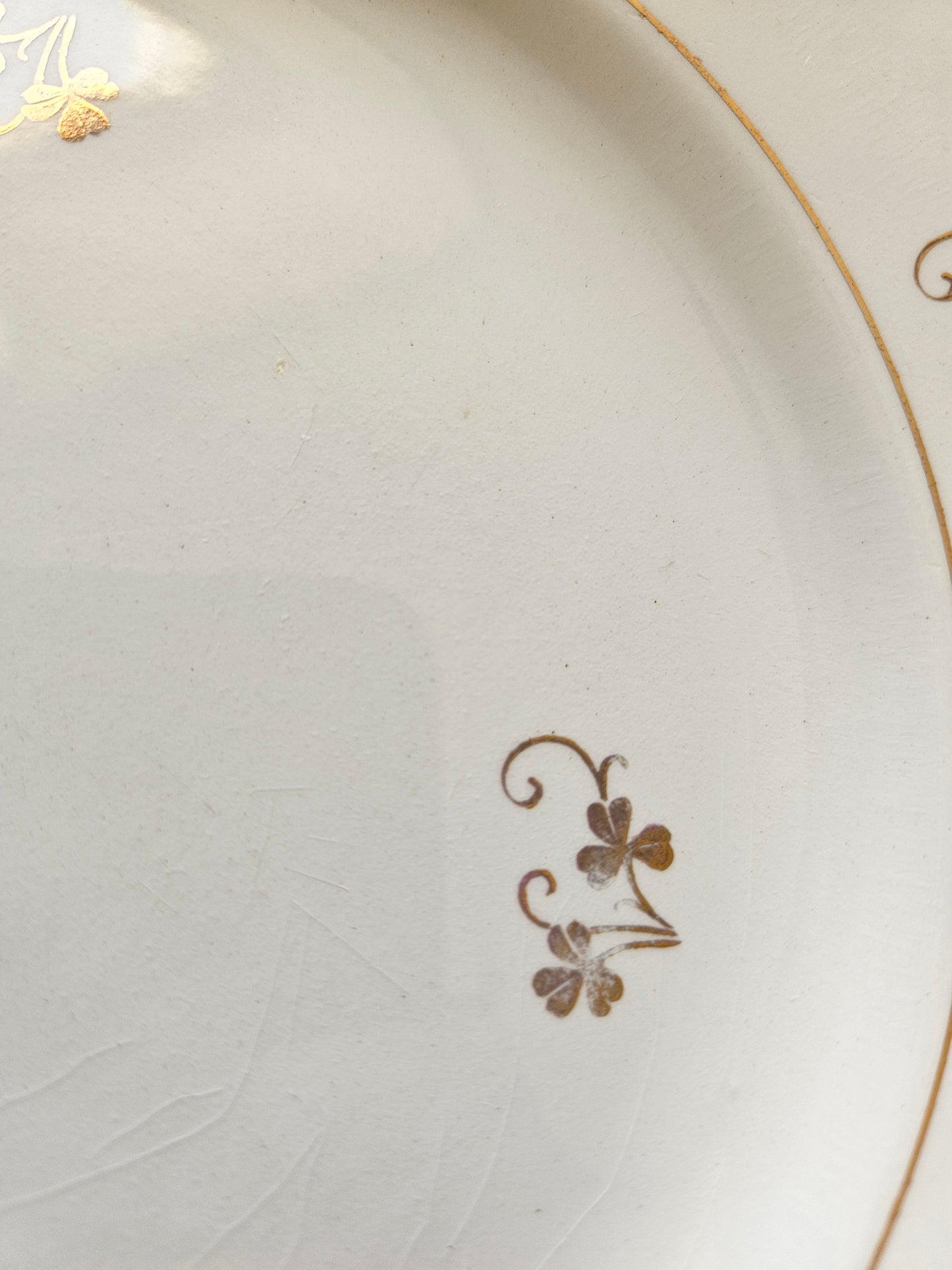 Assiettes plates St Amand, trèfles dorés