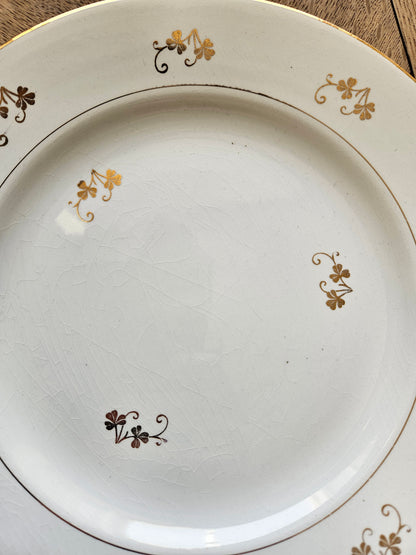 Assiettes plates St Amand, trèfles dorés