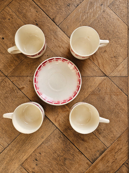 Tasses rétro décor géométrique rouge