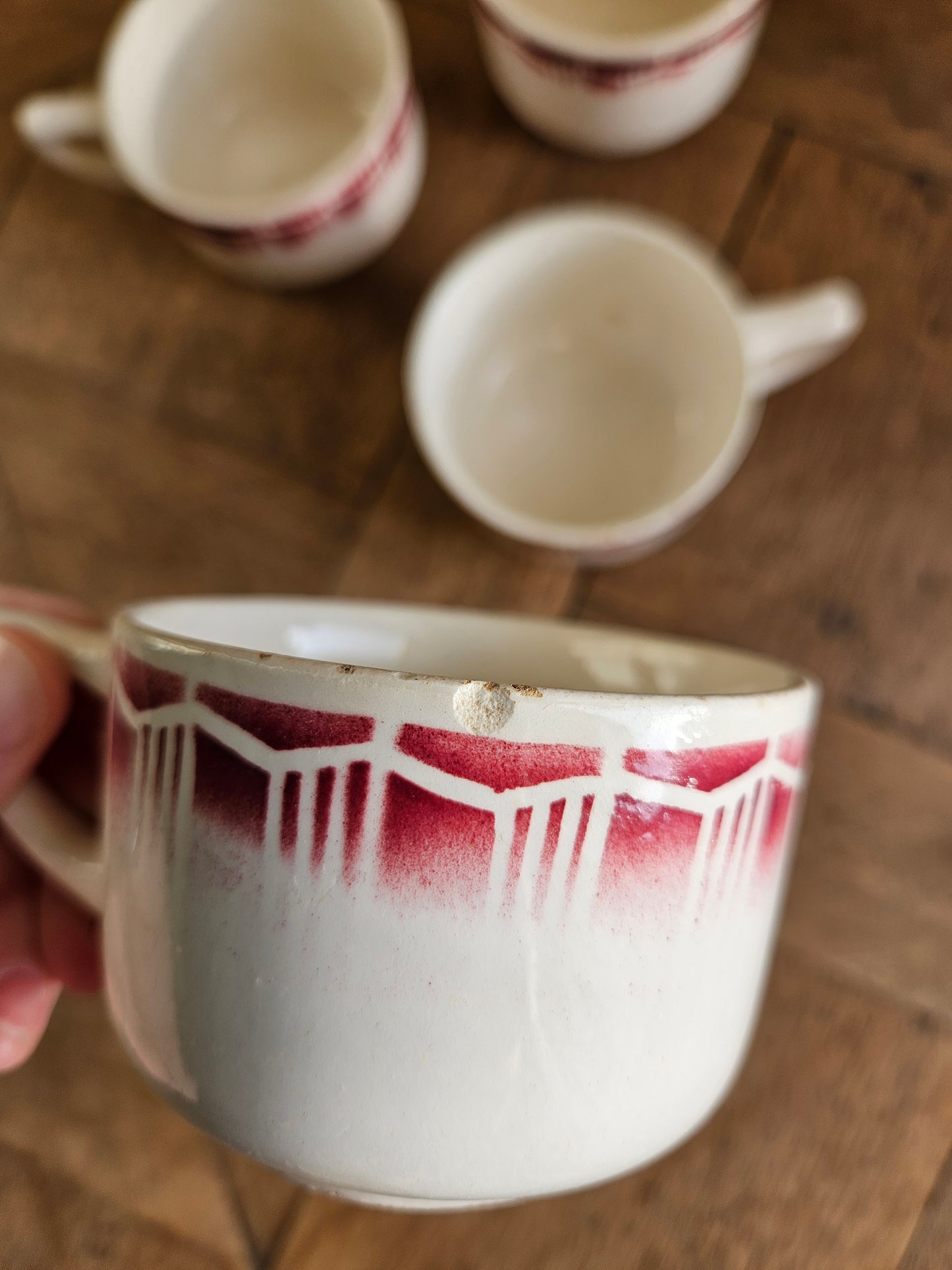 Tasses rétro décor géométrique rouge