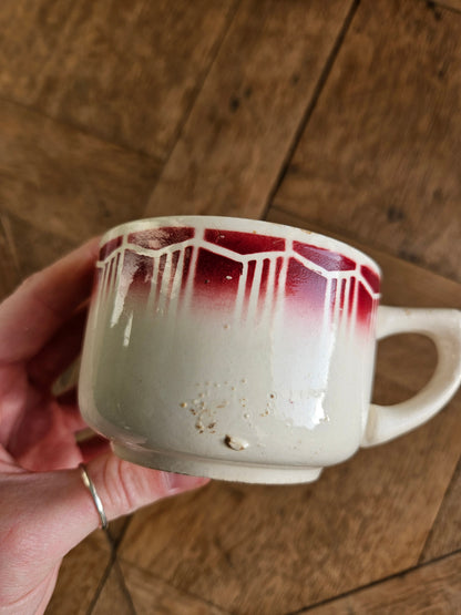 Tasses rétro décor géométrique rouge