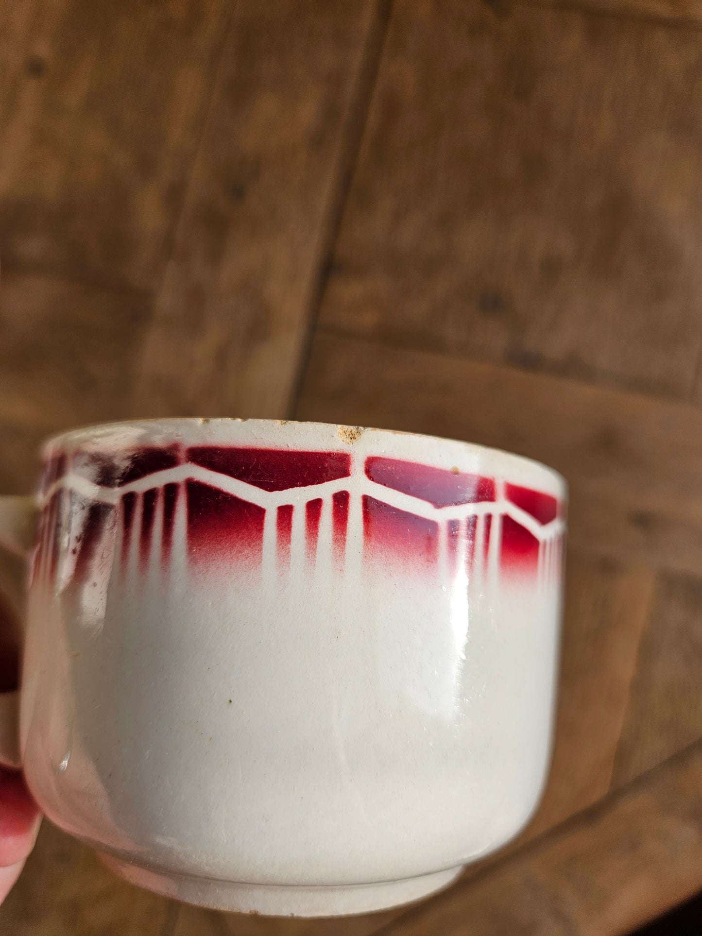 Tasses rétro décor géométrique rouge