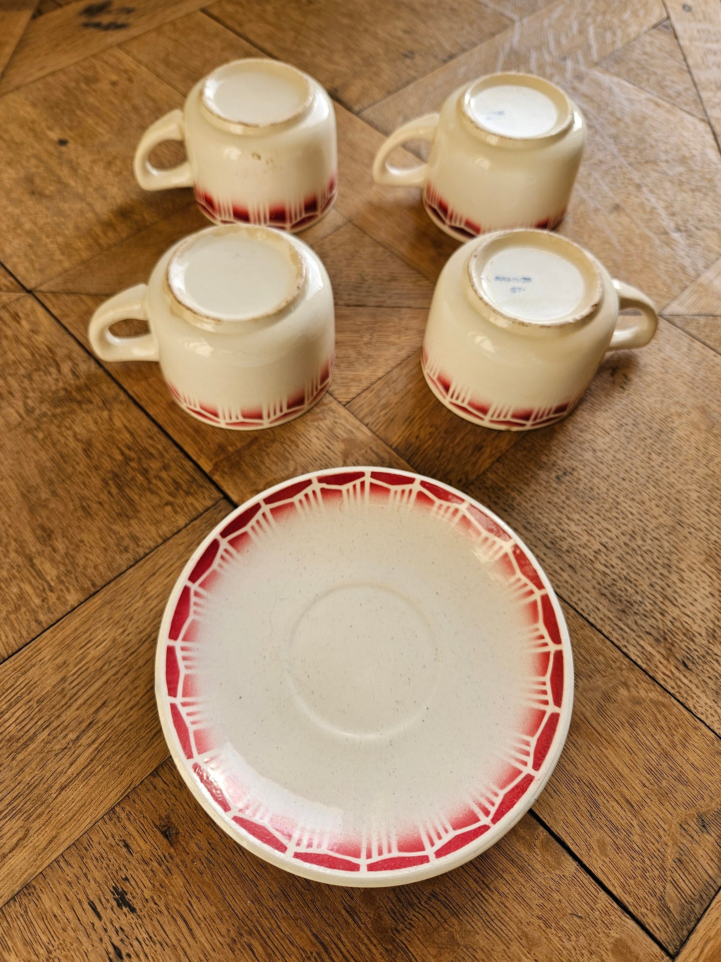 Tasses rétro décor géométrique rouge