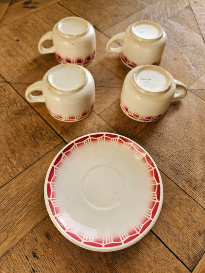 Tasses rétro décor géométrique rouge