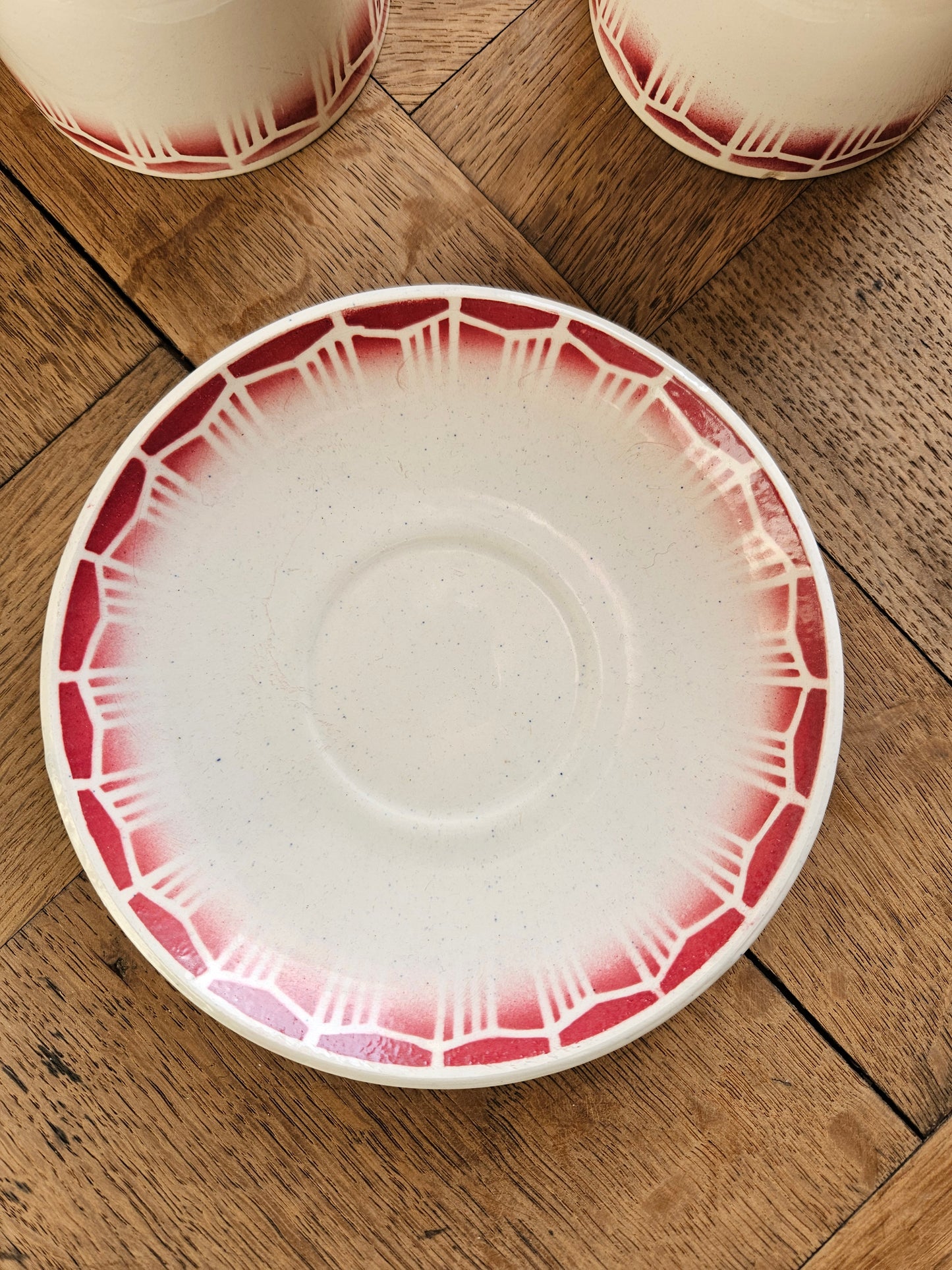 Tasses rétro décor géométrique rouge