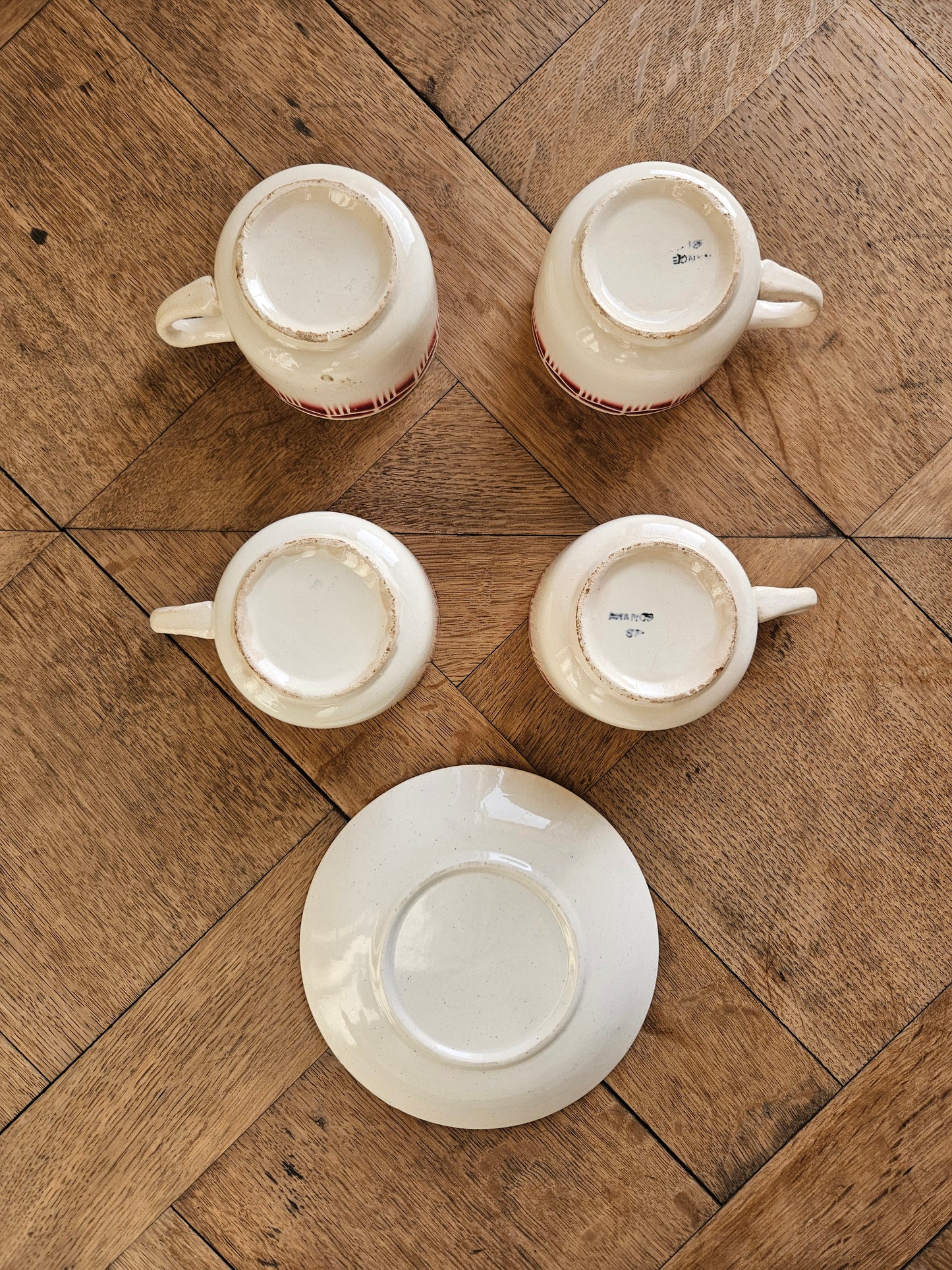 Tasses rétro décor géométrique rouge