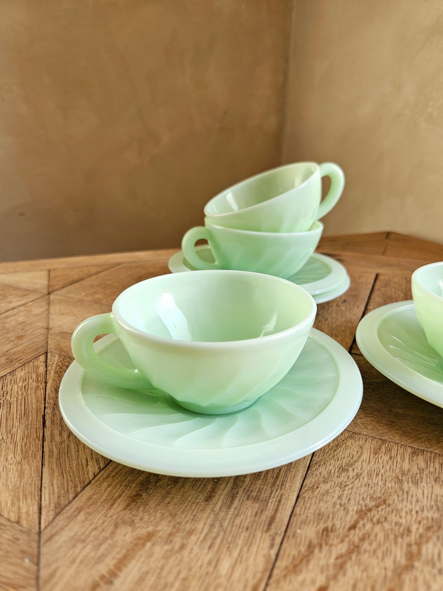 Tasses en opaline, vert pastel