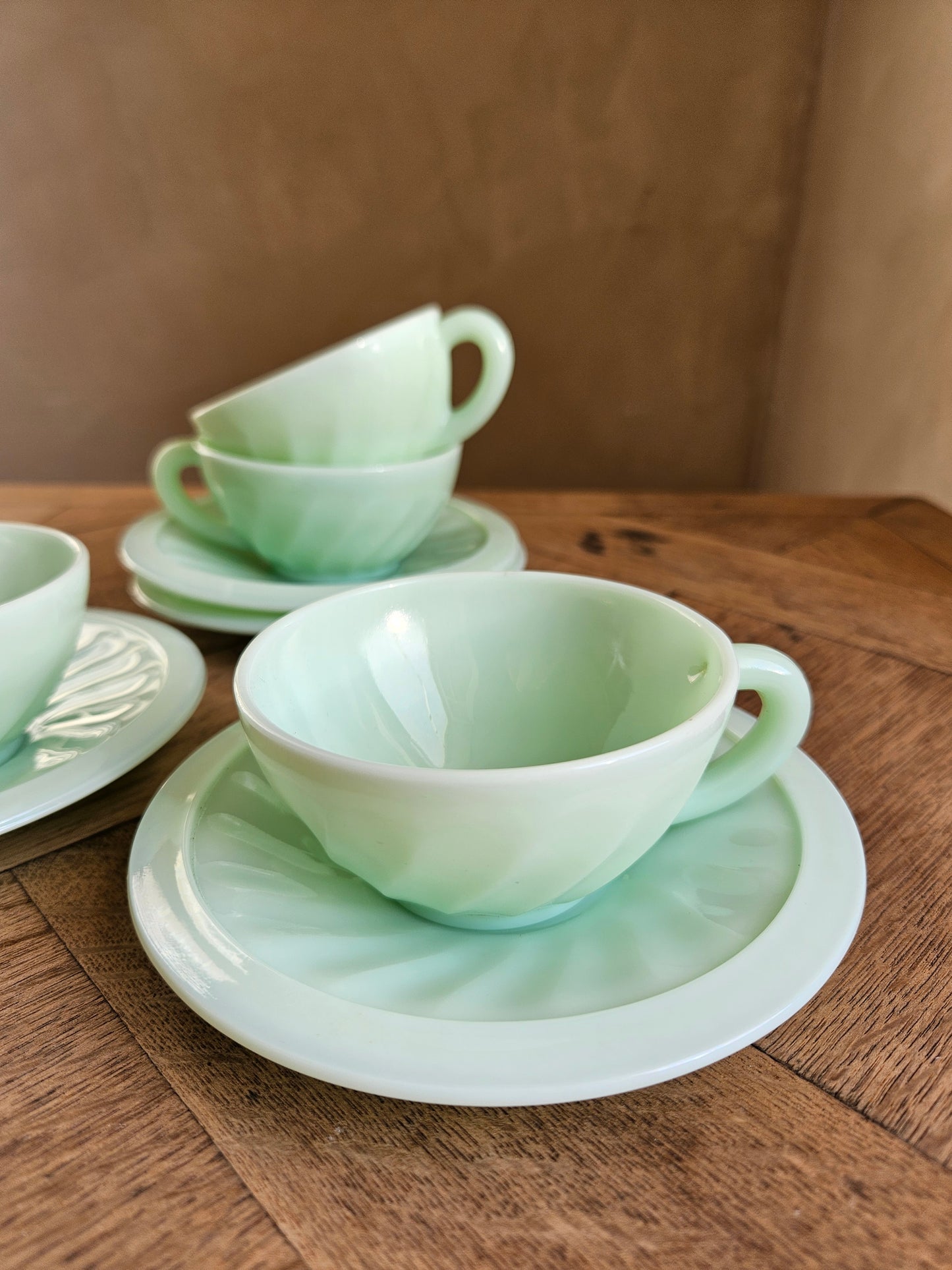 Tasses en opaline, vert pastel