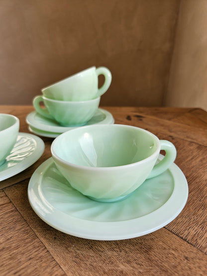 Tasses en opaline, vert pastel