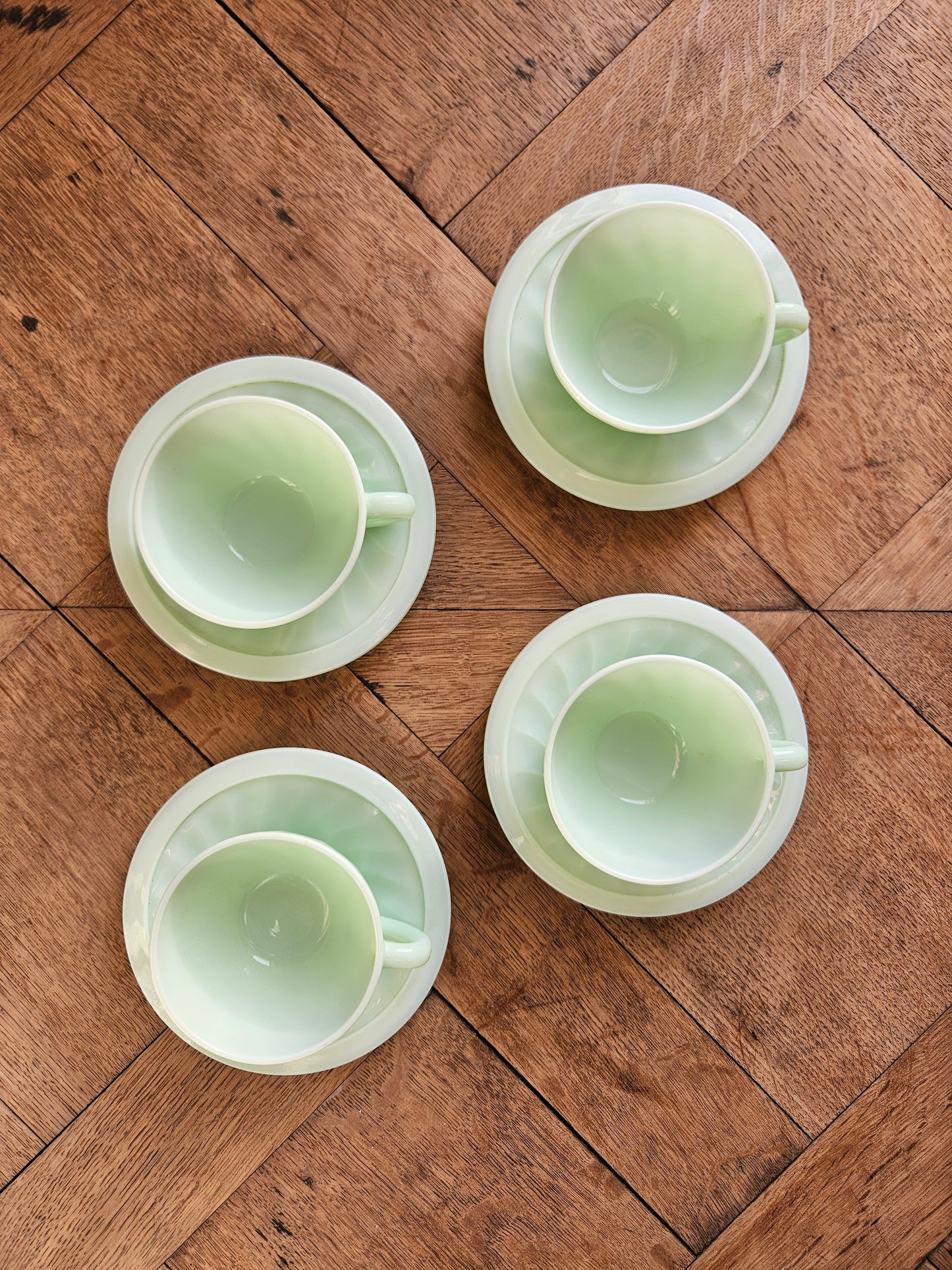 Tasses en opaline, vert pastel