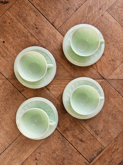 Tasses en opaline, vert pastel