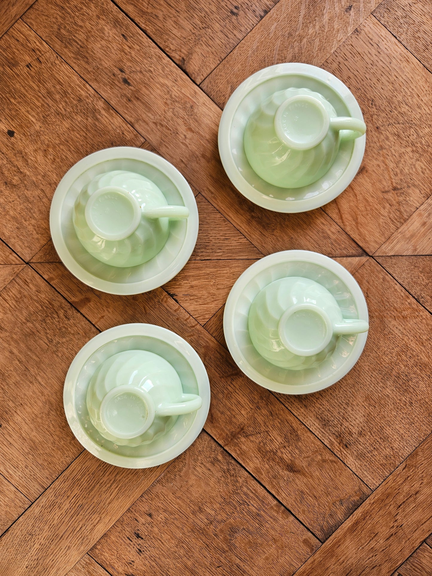 Tasses en opaline, vert pastel