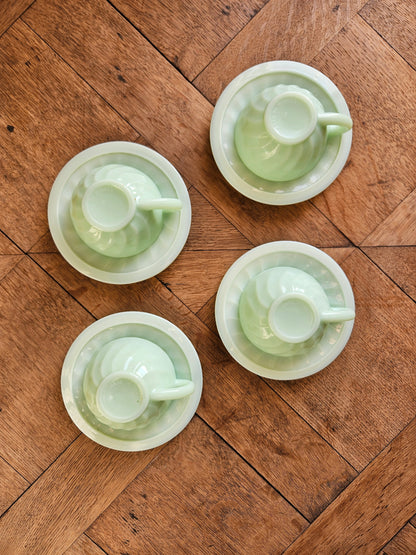 Tasses en opaline, vert pastel