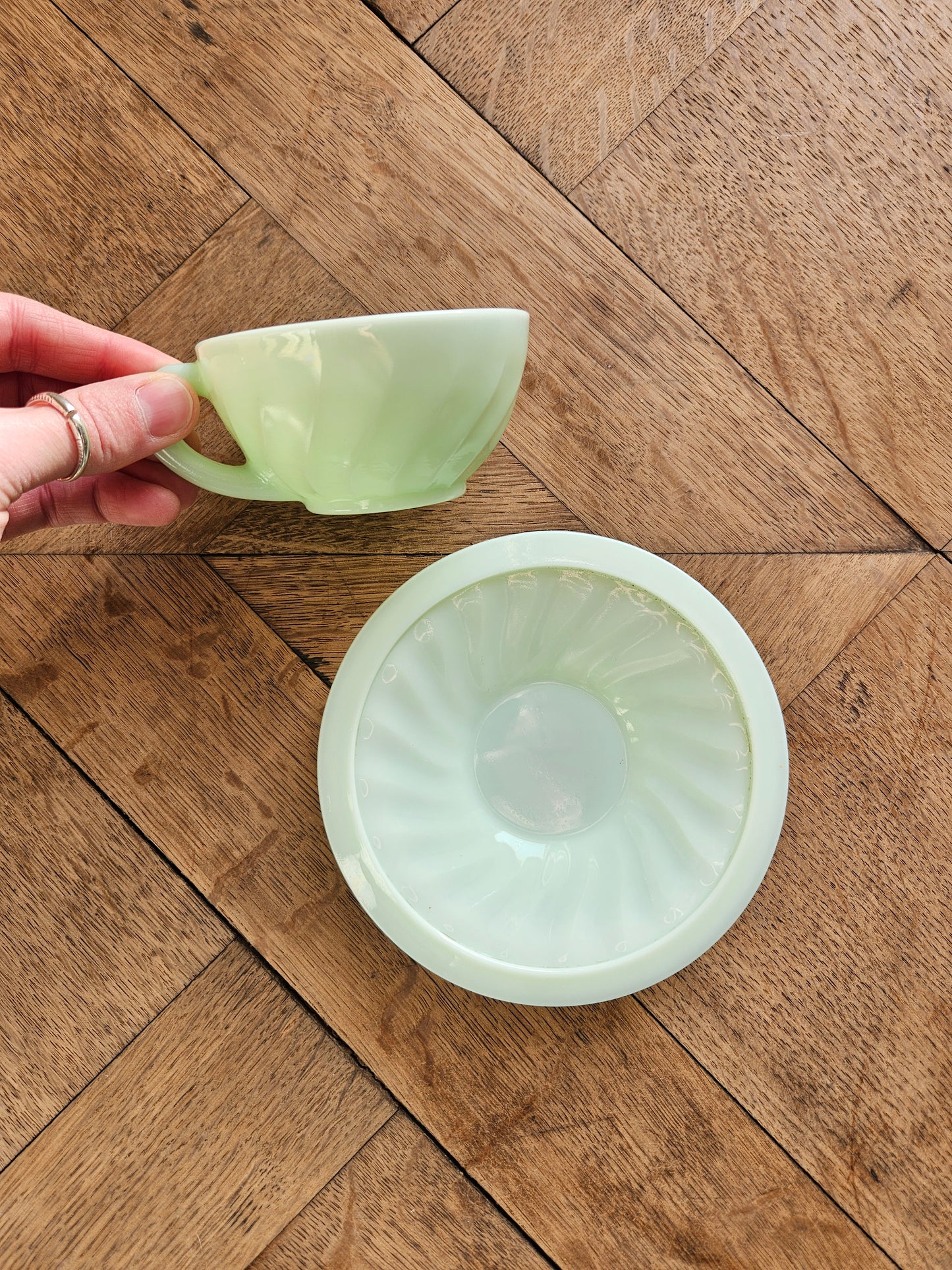 Tasses en opaline, vert pastel