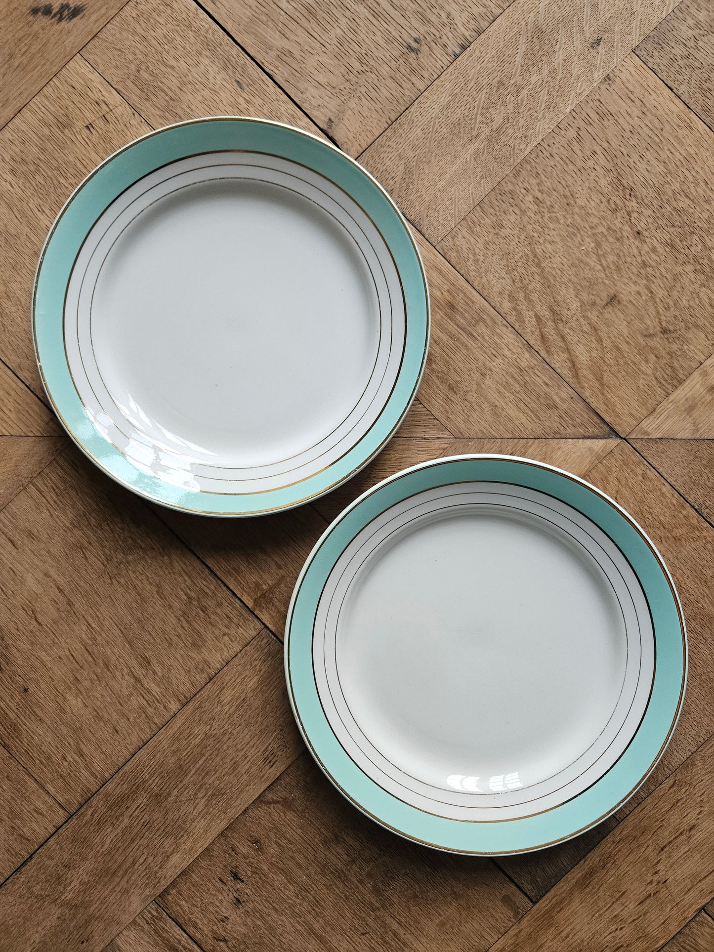 Assiettes plates dépareillées, mint et doré