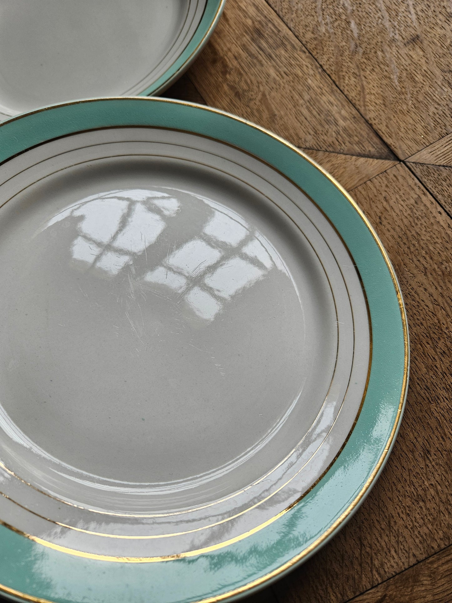 Assiettes plates dépareillées, mint et doré