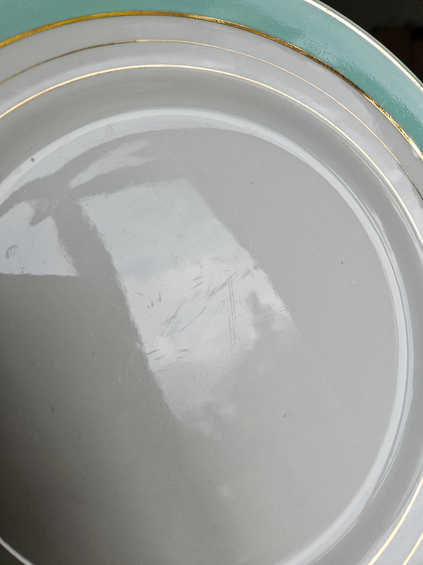 Assiettes plates dépareillées, mint et doré