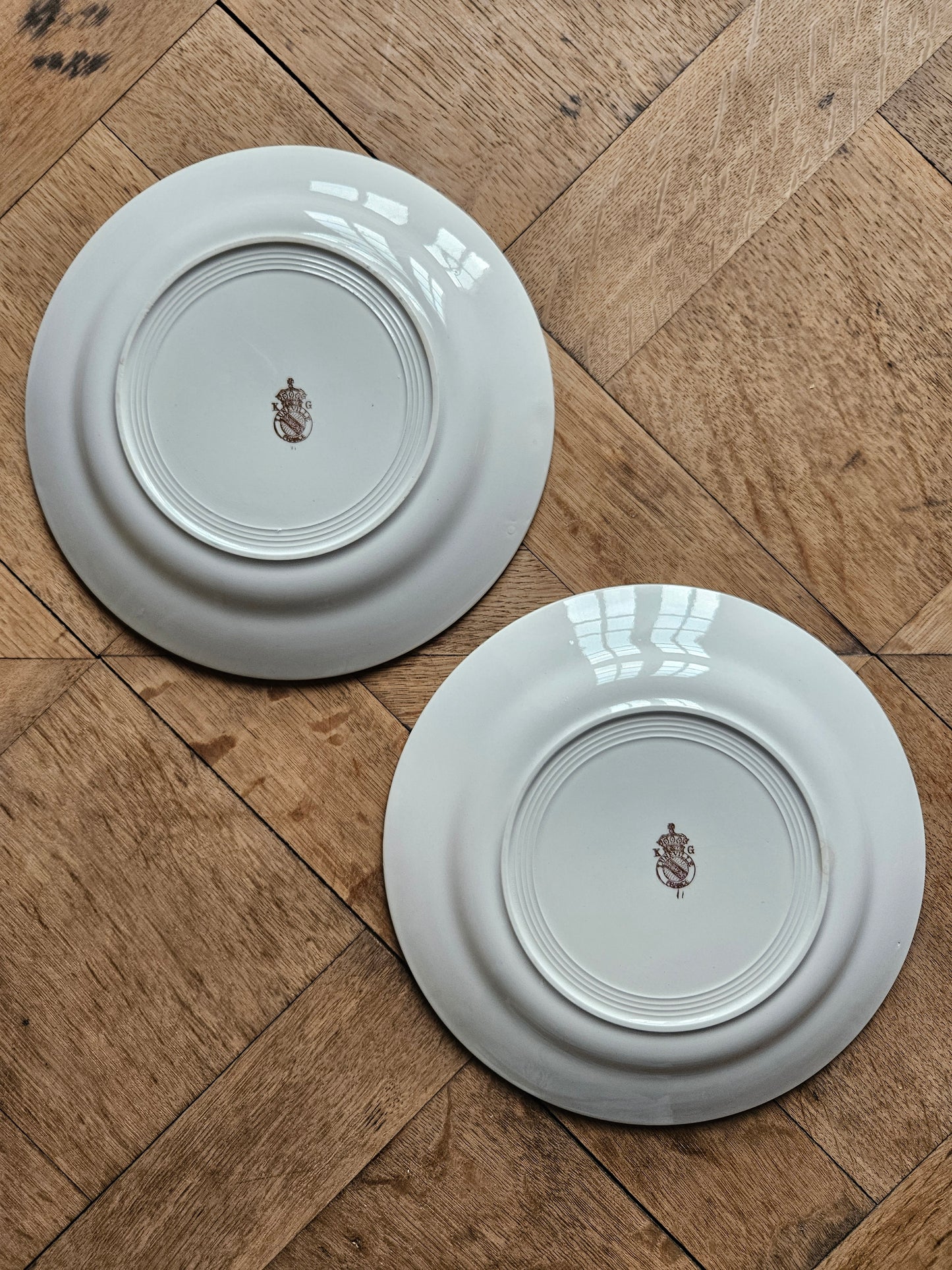 Assiettes plates dépareillées, mint et doré